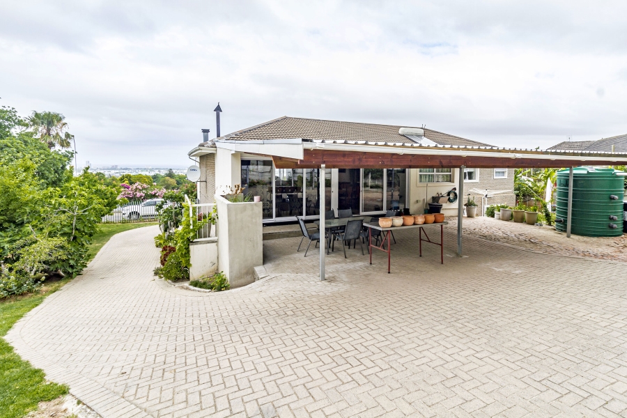 5 Bedroom Property for Sale in Die Wingerd Western Cape